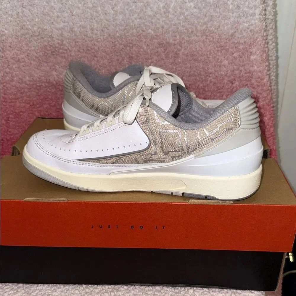 Air Jordan Retro 2 White Gray Athletic Shoes
